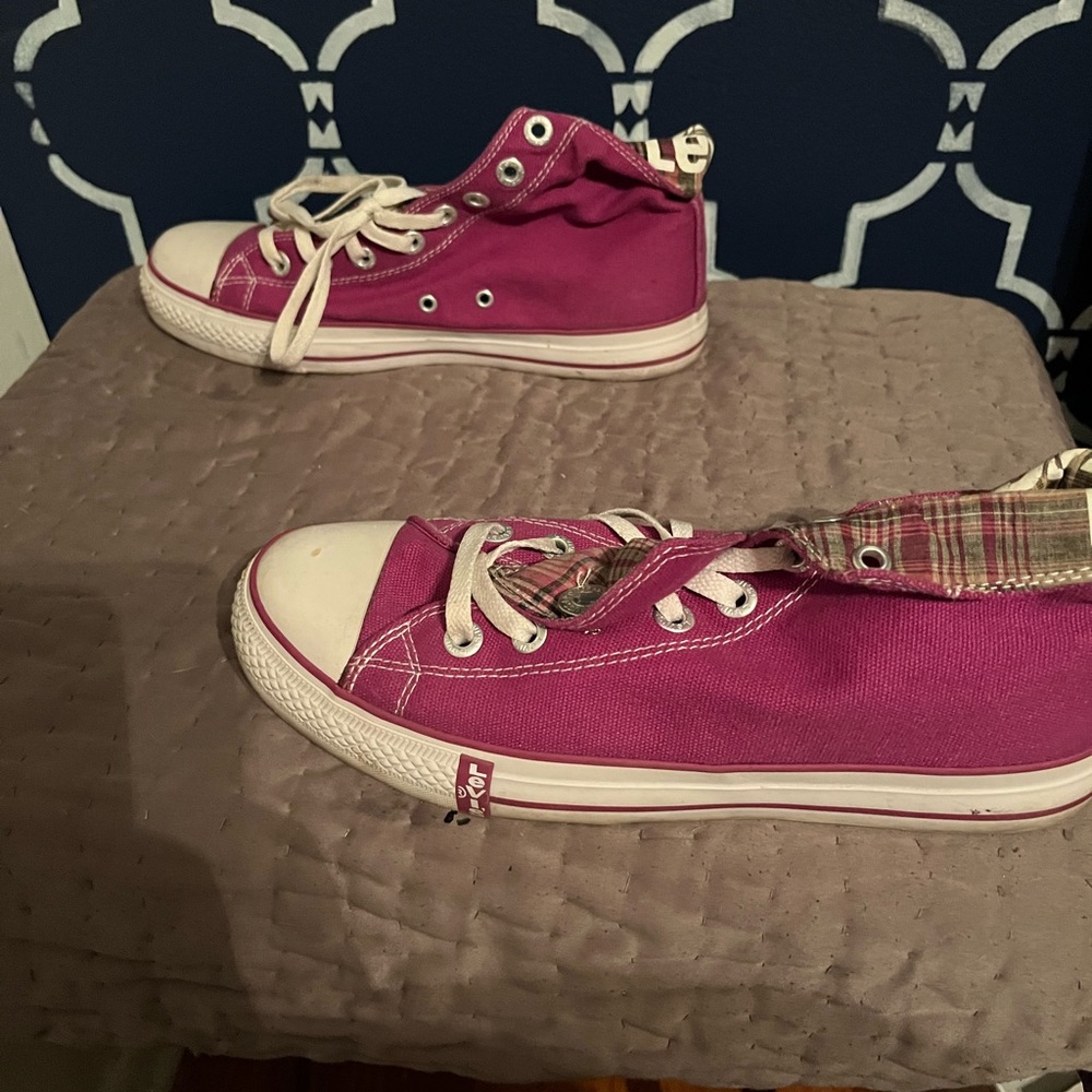 Levi women unfold shoe, magenta colored, mint condition